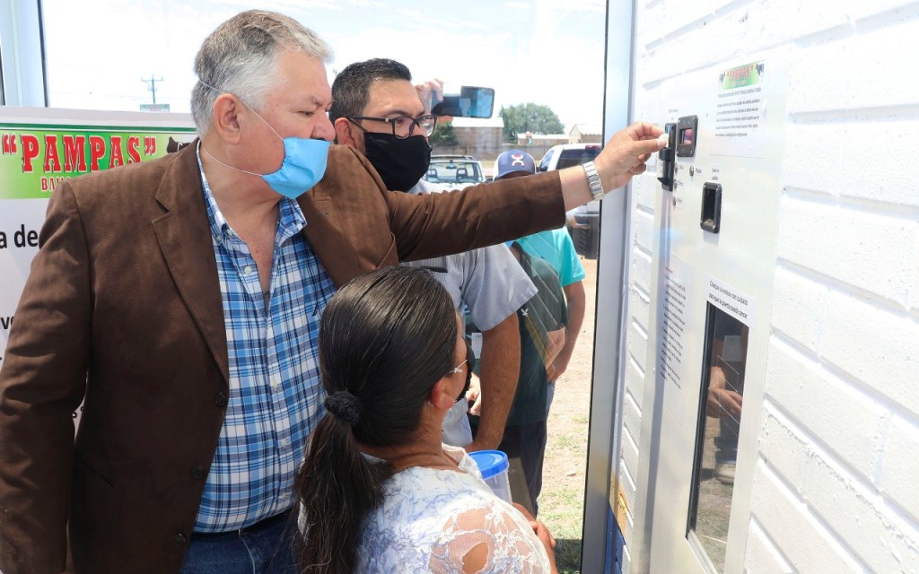 Inauguran primer dispensador de leche fresca sin intermediarios, del productor al&nbsp;consumidor