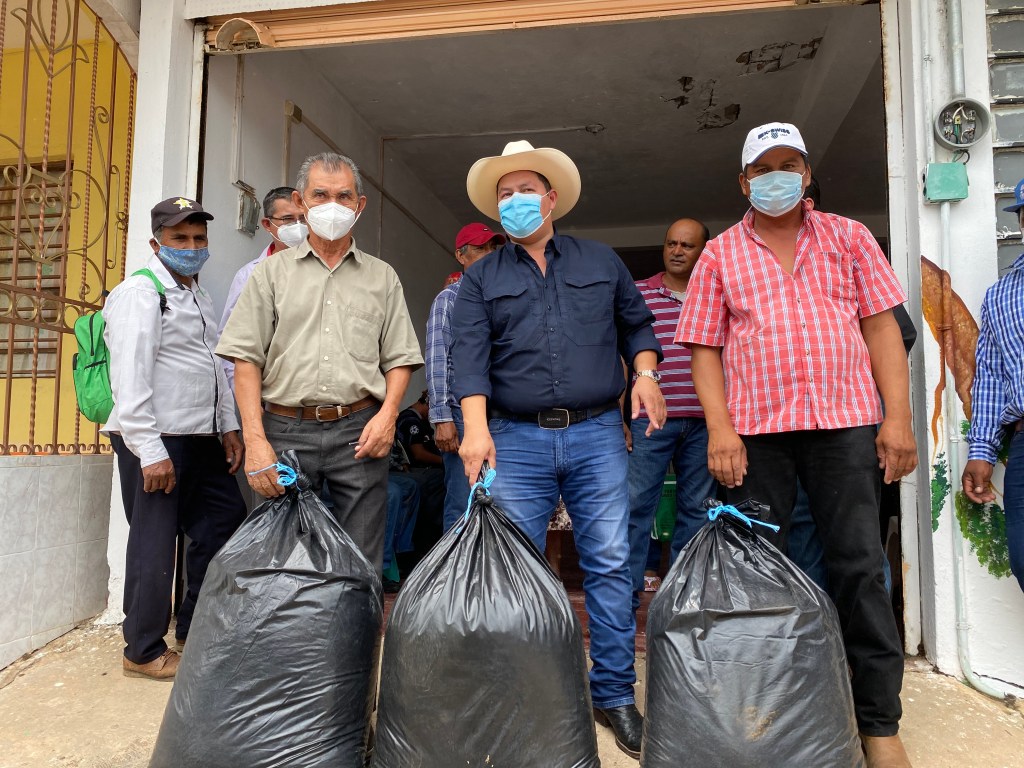Cumple Ganadera Local de Macuspana con entrega de Silo a&nbsp;productores