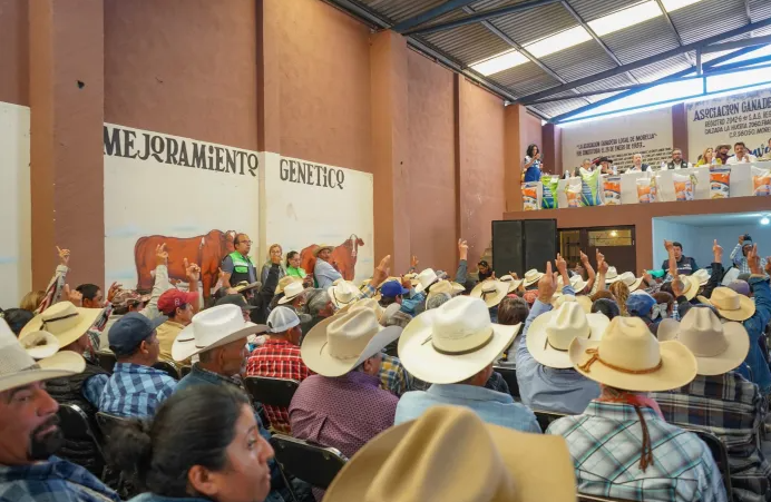 Ganaderos amagan con bloqueos y tomas, de persistir abandono del campo
