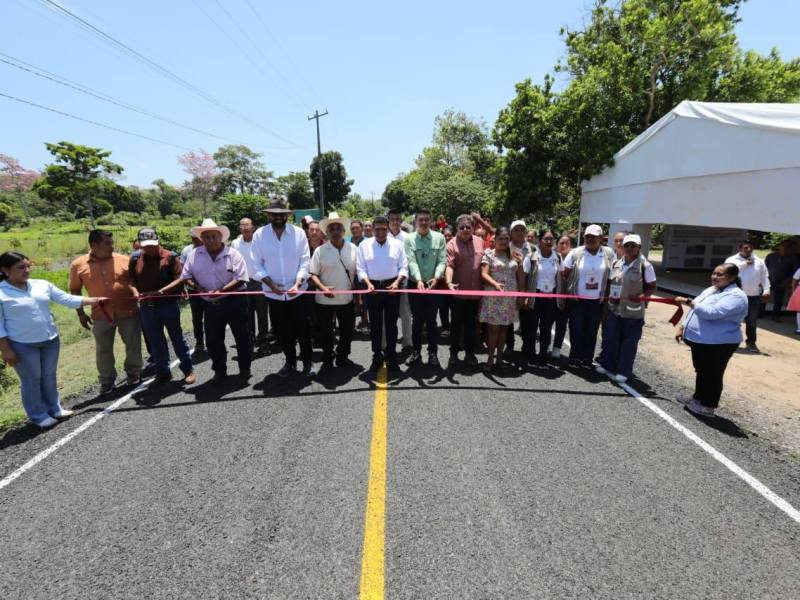 Gobierno del Pueblo cumple rescate de 28 kilómetros de caminos en Comalcalco; atender en territorio sí rinde resultados: Javier&nbsp;May
