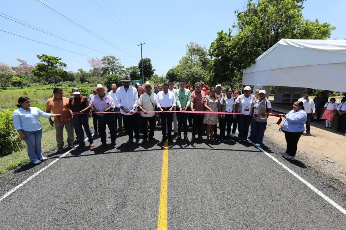 Gobierno del Pueblo cumple rescate de 28 kilómetros de caminos en Comalcalco; atender en territorio sí rinde resultados: Javier&nbsp;May